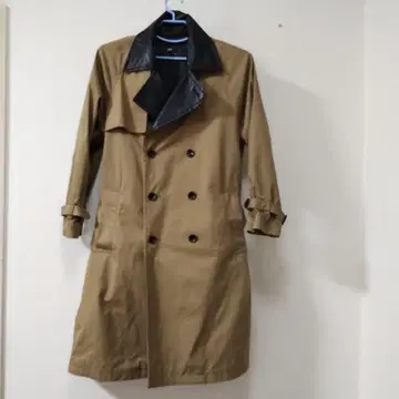 베이지 더블 브레스트 트렌치코트