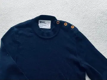 MHL. 네이비 버튼 하이넥 스웨터