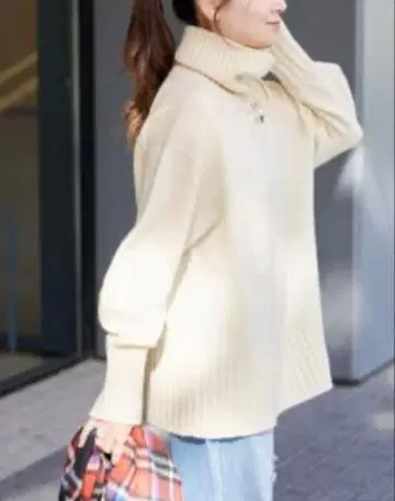 저널 스탠다드 크림색 터틀넥 니트 새상품