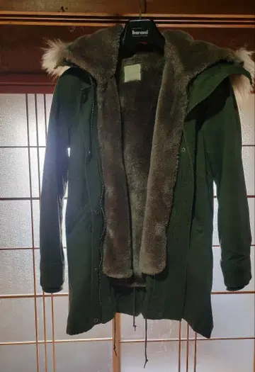 퍼 달린 모스그린 모즈 코트