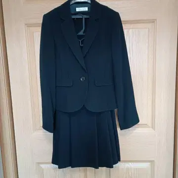 블랙 자켓과 반팔 블라우스 스커트 세트