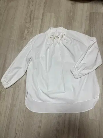 미사용 새상품 라 부티크 폼폼 펄 블라우스 화이트