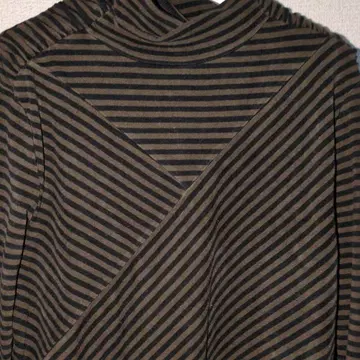 운데치 노베, 스트라이프 터틀넥 긴팔 상의, 컷소