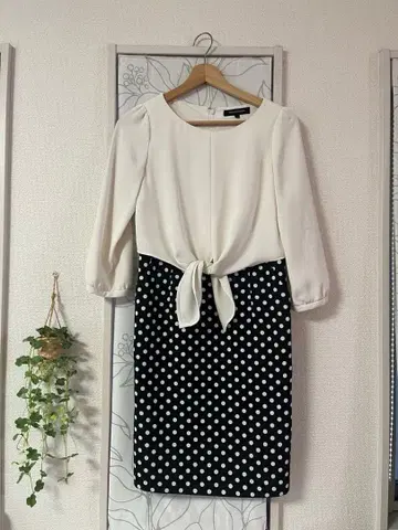 퀸즈 코트 리본 포함 도트 무늬 무릎 기장 원피스