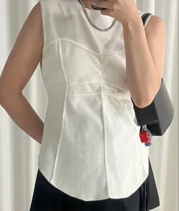 ameri 코르셋 디테일 라운드 니트 탑 화이트