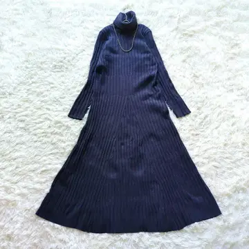 NOBLE 터틀넥 리브 니트 플레어 원피스 롱 기장 네이비 (세탁 가능)