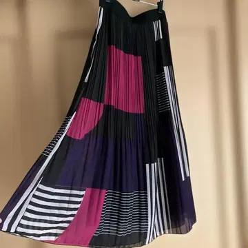 아모르 카프리스 롱 플리츠 스커트 블랙 베이스