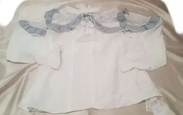 DML 휘핑 레이스 프릴 폼폼 블라우스 화이트 x 블루 그레이 4L