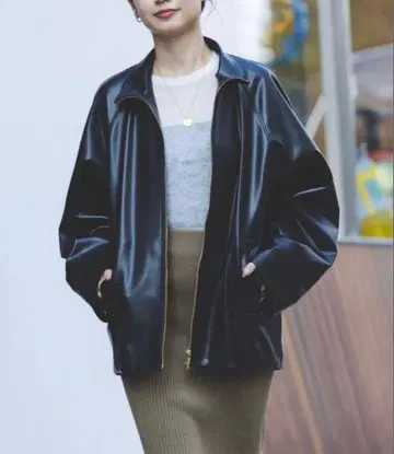1회 착용 noble 인조 가죽 스탠드 카라 코쿤 블루종
