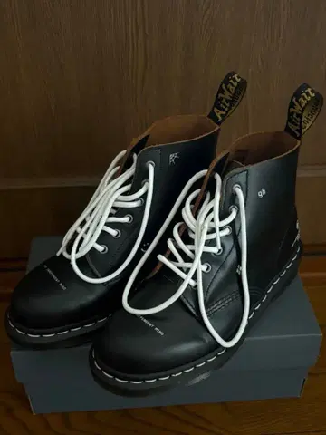 닥터마틴 블랙 가죽 부츠 화이트 신발끈