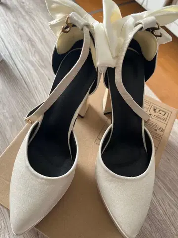 화이트 리본 포함 하이힐