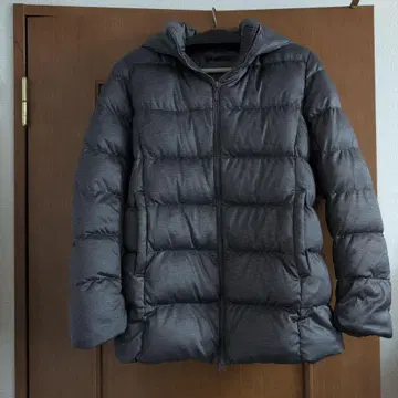 UNIQLO 스트레치 후드 부착 다운 자켓 M 사이즈 가볍고 부드러운