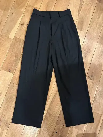 UNIQLO 턱 와이드 팬츠