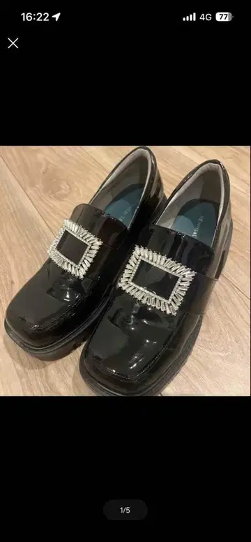 비쥬 벨트 장식 에나멜 로퍼