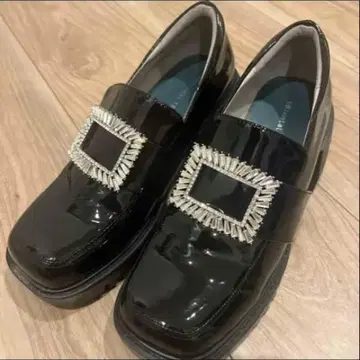 비쥬 벨트 장식 에나멜 로퍼