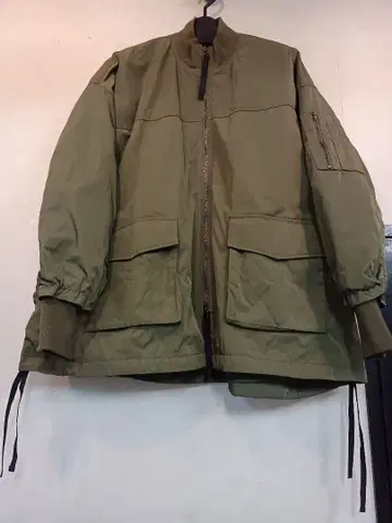 올리브색 밀리터리 자켓