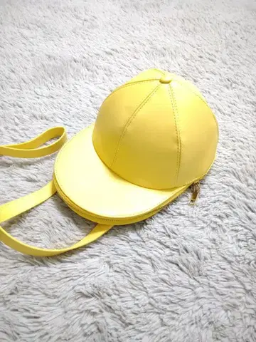 새상품급 미사용 새상품 레어 캡 타입 숄더백 가죽제품 옐로우 컬러