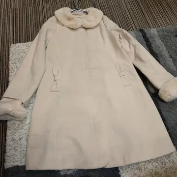 인조 모피가 달린 베이지 롱 코트