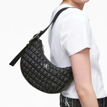 CALVIN KLEIN 캘빈클라인 크레센트 버클 숄더백