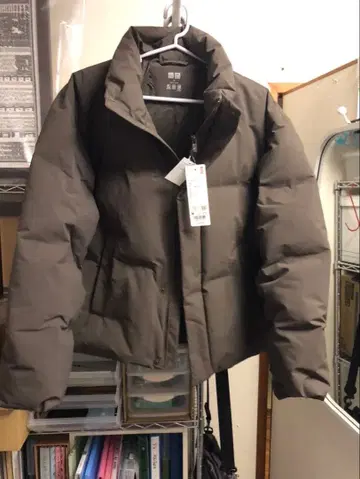 유니클로 심리스 다운 자켓 M 사이즈 다크 브라운