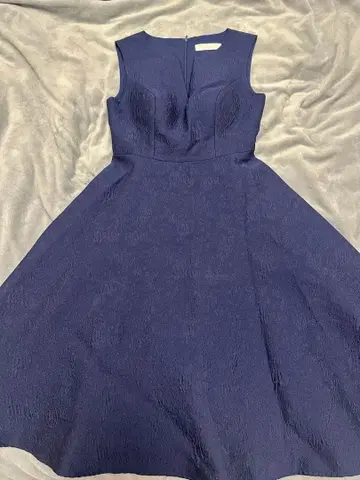 ERUKEL 슬리브리스 무릎 기장 원피스 네이비