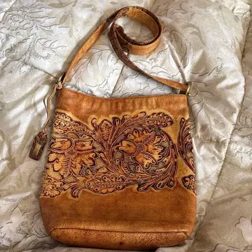 브라운 가죽 꽃무늬 숄더백