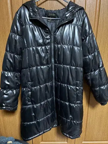 광택이 나는 블랙 롱 다운 자켓