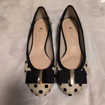 D.I.A.N.A. 도트 무늬 플랫슈즈