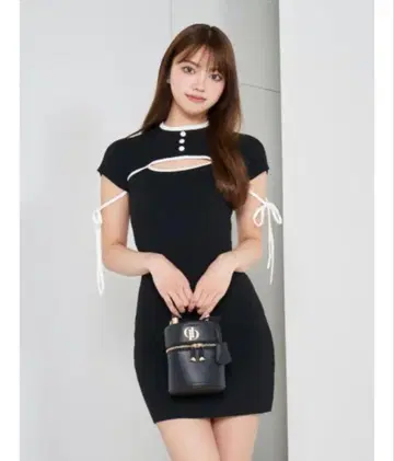 다리치 파이핑 리본 디자인 니트 미니 원피스 블랙