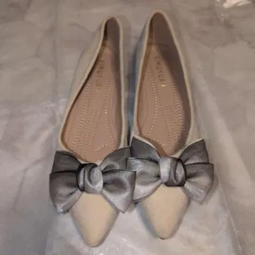 리본 포함 베이지 플랫슈즈