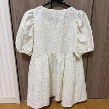 화이트 퍼프 슬리브 A라인 셔츠