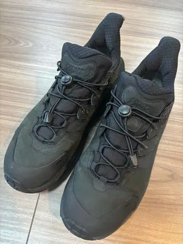 HOKA 블랙 스니커즈