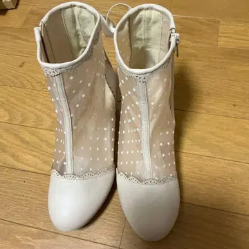 axes femme 화이트 도트 무늬 클리어 힐 부츠