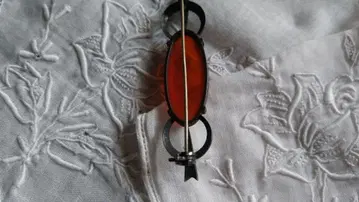 와인색 타원형 빈티지 브로치