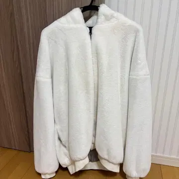 화이트 플리스 보아 자켓 후드 부착