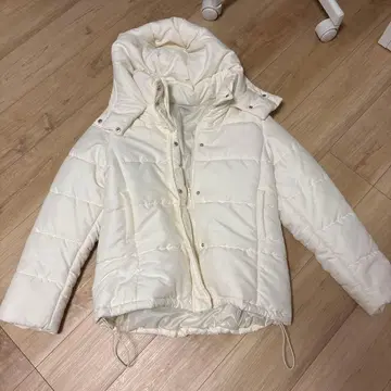 화이트 후드 부착 다운 자켓