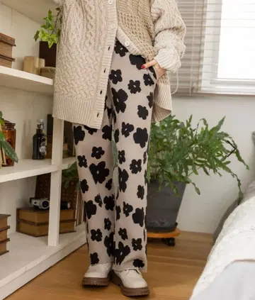 새상품 niko and - 매끄러운 터치 니트 팬츠 베이지 꽃무늬