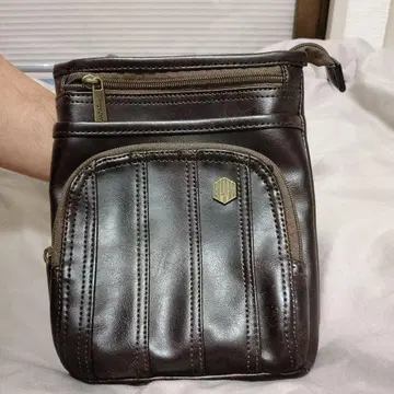 다크 브라운 가죽 파우치