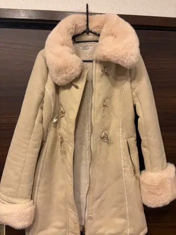 LIP SERVICE 아이보리 무스탕 코트 S 사이즈