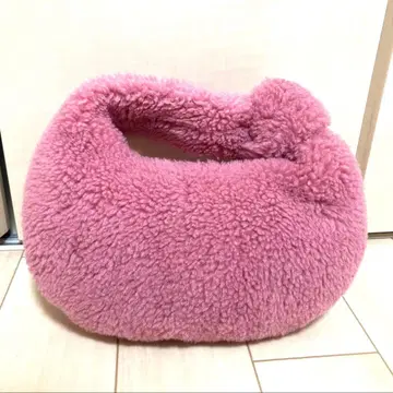 플리스 소재 폼폼 포함 핑크 핸드백