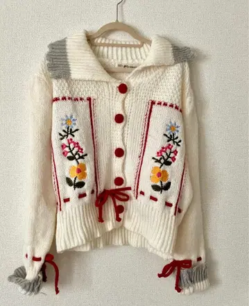 꽃무늬 자수 긴팔 스웨터