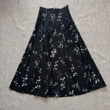 꽃무늬 플레어 스커트 블랙