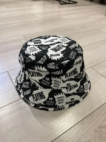 버킷햇 흑백 그래픽 프린트