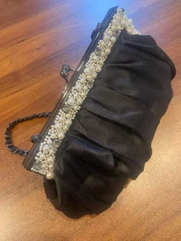 펄 장식 블랙 클러치백