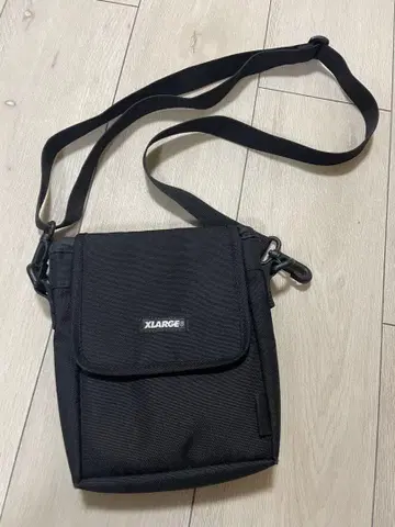 XLARGE 블랙 숄더백
