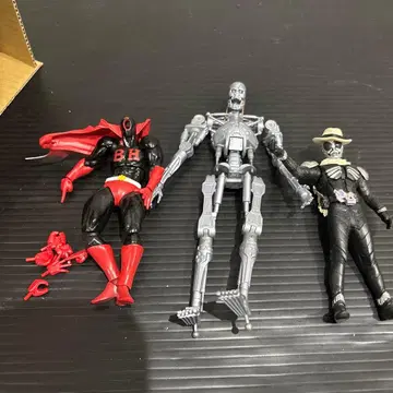 액션 피규어 세트 (빨간색, 블랙, 은색)