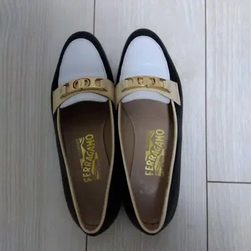 FERRAGAMO 가죽 로퍼 화이트/블랙