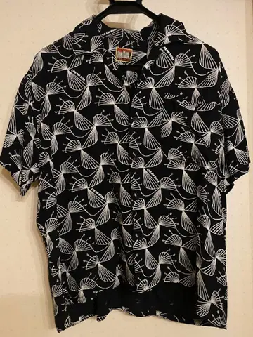 PINK DRAGON 알로하 셔츠 반팔 블랙 화이트 잎 무늬