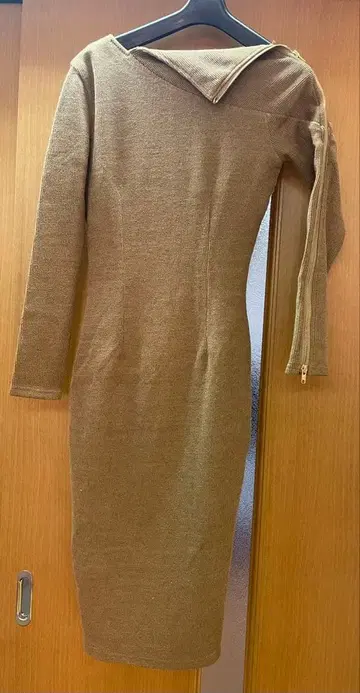 브라운 오프숄더 니트 원피스