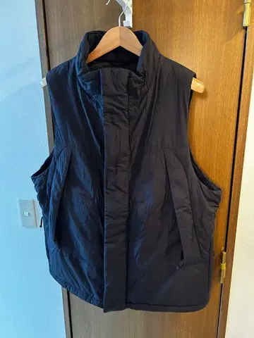 FREAK'S STORE 프리마로프트 블랙 다운 베스트